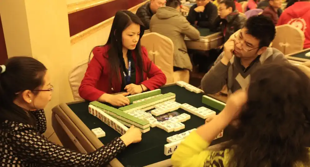 Ludzie grający w tradycyjnego mahjonga